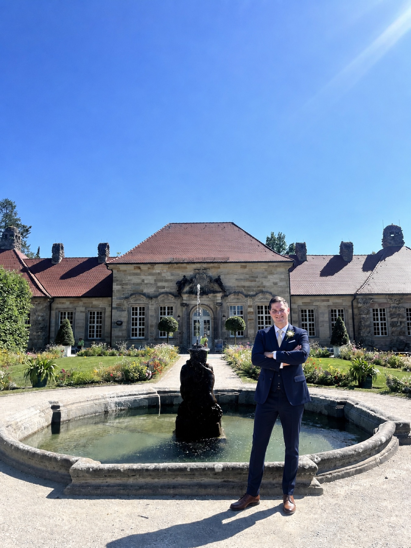 Dr. Dominic Lindner als Trauredner vor einer historischen Hochzeitslocation
