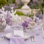 Hochzeitstisch in Lavendel und Flieder mit hellen Blumen