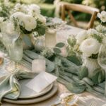 Hochzeitstisch in Salbeigrün mit Eukalyptus und weißen Blumen